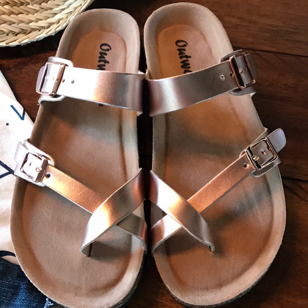 Outwoods toe-loop slide on sandals in rose gold!
